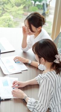 日常生活や仕事・職場での身近なシーンを例示した解説